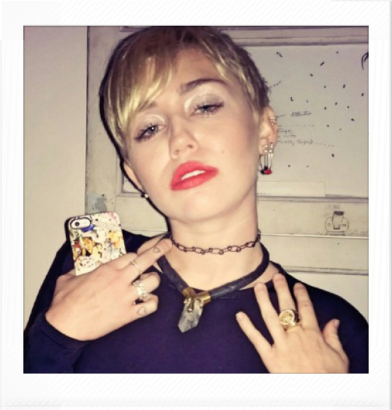143906-miley-cyrus-usando-o-colar-mariah-rovery-580x0-3