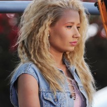 iggy-azalea-shoot-a-scene-for-music-video-pretty-girls-03