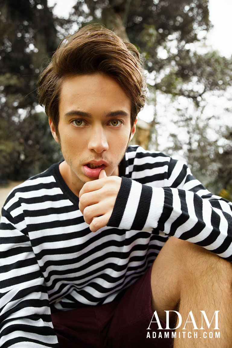 HIT ME BABY, ONE MORE TIME: Guilherme Hamacek veste blusa de manga longa listrada e bermuda de moletom vinho, Renner / Foto: Fael Gregório para Revista ADAM