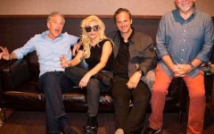 Gaga sentada no meio de grandes nomes da indústria musical